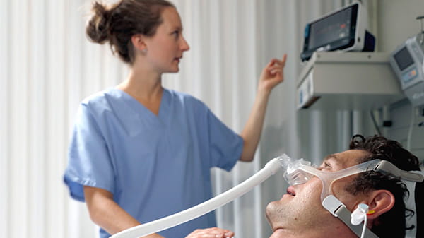 Alvási szituáció – ápoló a Radiometer TCM5 transcutan monitorával