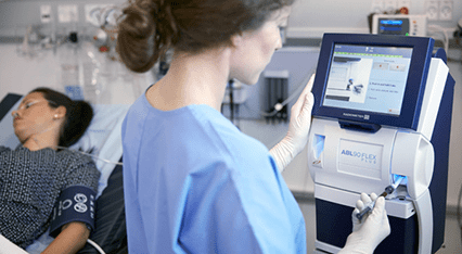 A Radiometer ABL90 FLEX plus eszközzel vérgáz-elemzést végző ápoló